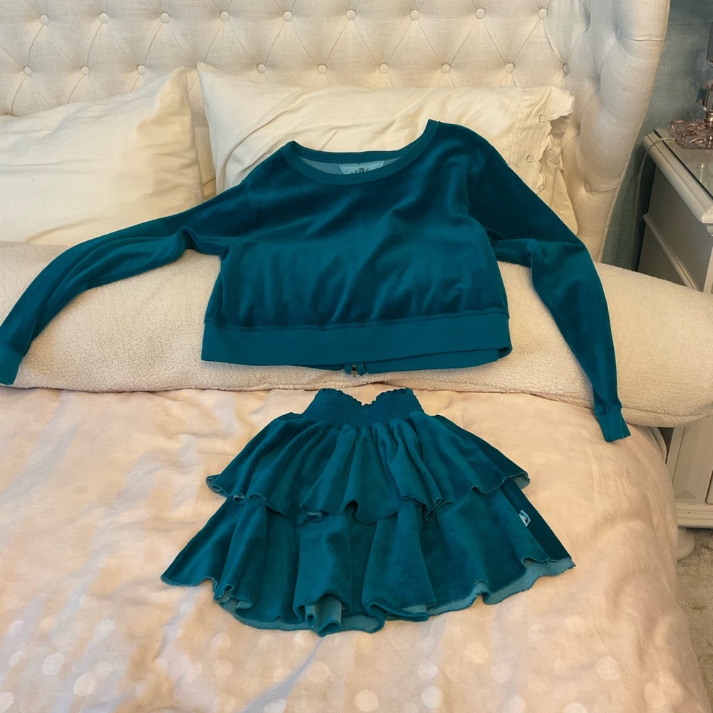 T2love Green Matching Set with Cropped Top and Flared Skirt